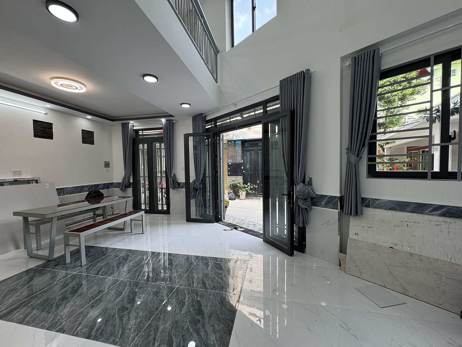 Chính thức mở bán biệt thự mini 3 lầu HXH VF5 khu cao cấp Hoàng Diệu - Trước nhà có sân đỗ ôtô